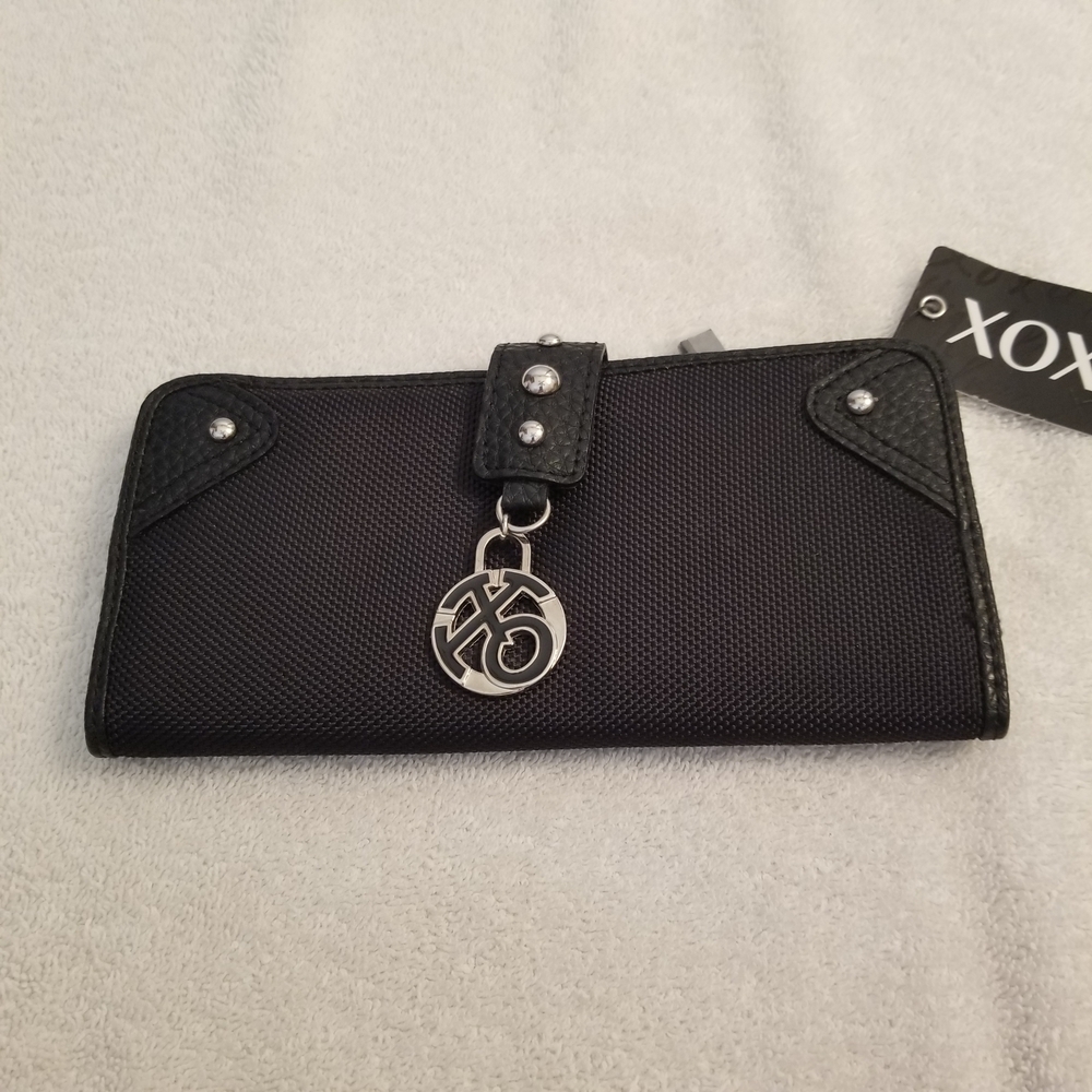 NWT Women's XOXO BLACK WRISTLET Wallet Charmed 77046
